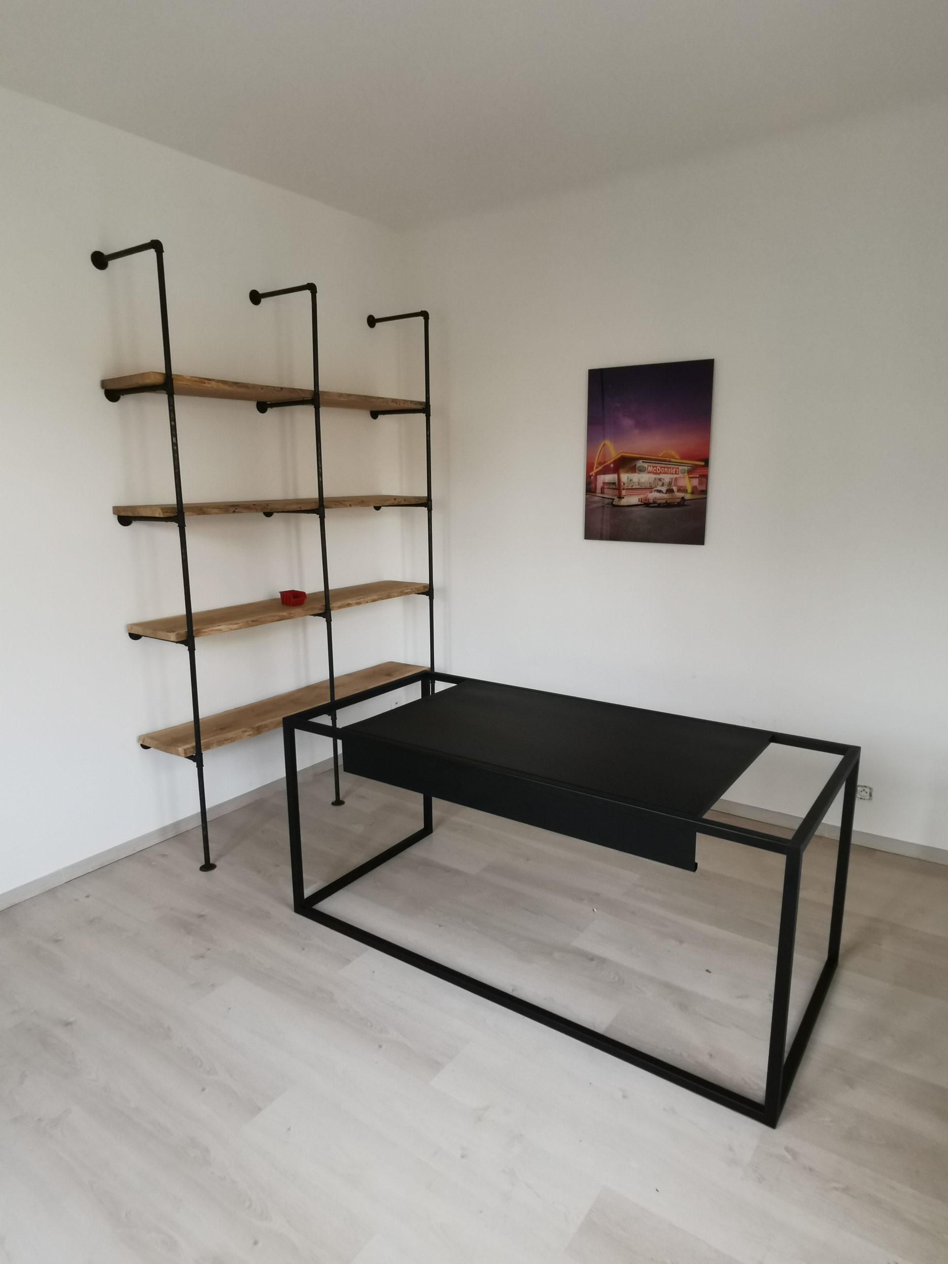 bureau et étagère